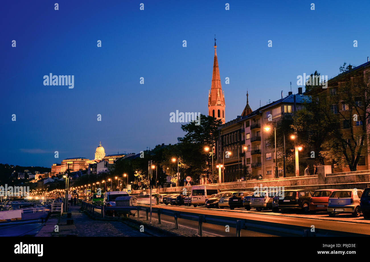 Lato di Buda di Budapest per il Fiume Danubio di notte Foto Stock