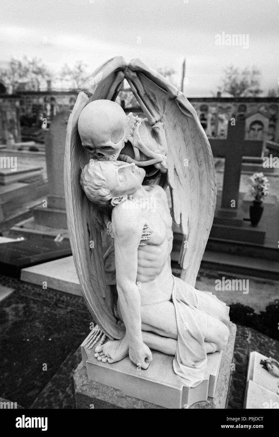 Cimitero gotico statua della depressione & morte a Poble Nou cimitero, Barcelona, Spagna. La vita di aspirazione come diavolo Dementor, jinn o ghoul Foto Stock