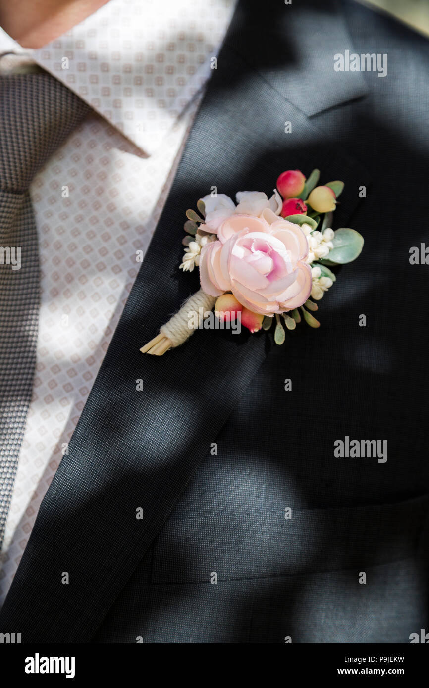 Lo sposo con rose boutonniere sul matrimonio Foto Stock