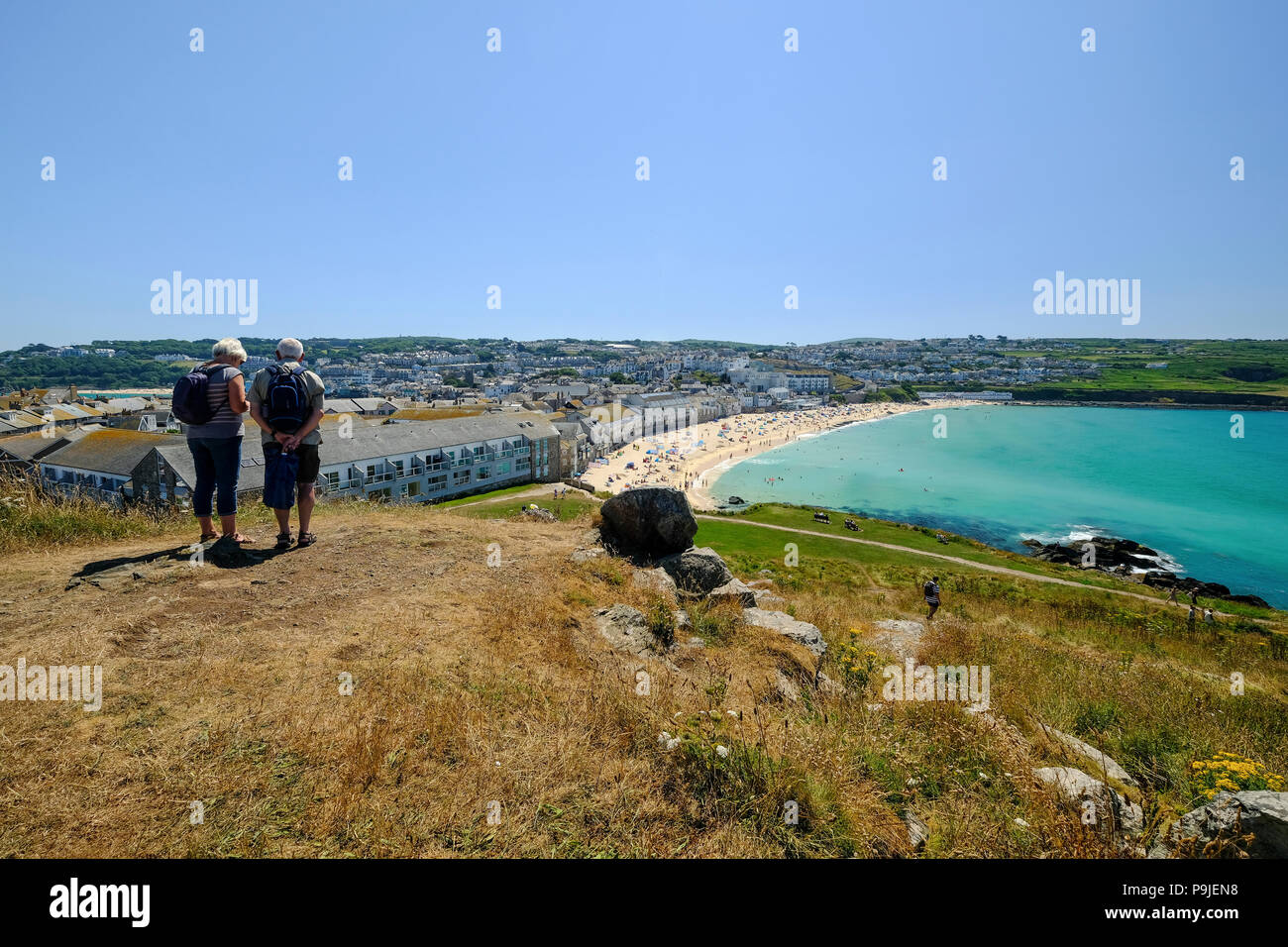 Un paio di piedi e tenendo in vista su Porthmeor Beach di St Ives, Cornwall in estate Foto Stock