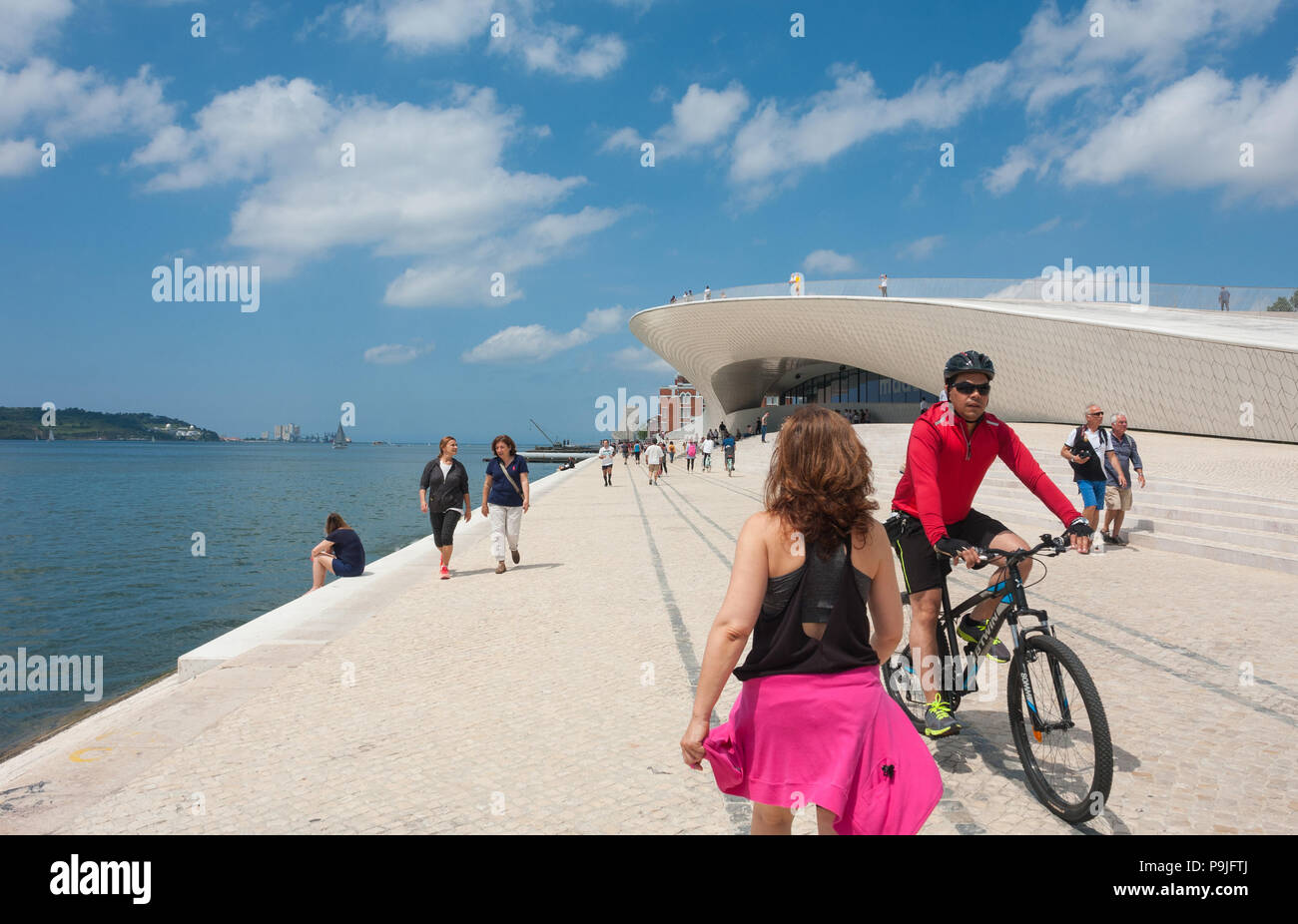 Lisbona, Portogallo - 27 Maggio 2018: MAAT - Persone presso il Museo di arte, architettura e tecnologia. Progettata dall'architetto britannico Amanda Levete Foto Stock
