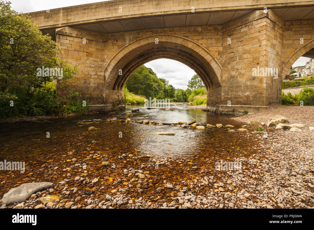 Il ponte sul fiume Coquet a Rothbury, Northumberland, Inghilterra, Regno Unito Foto Stock