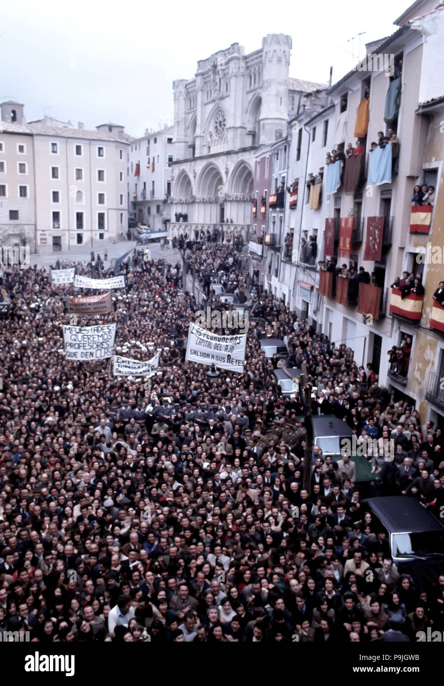 La folla in una piazza durante la visita del Re Juan Carlos I e Sofia a Cuenca in febbraio 1977. Foto Stock