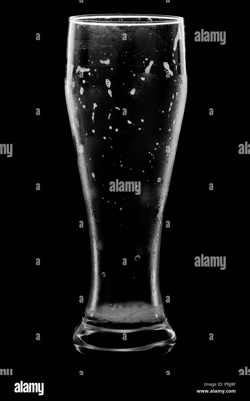 Verde e marrone di bottiglie di birra, su uno sfondo nero con bordi brillanti e schiuma Foto Stock