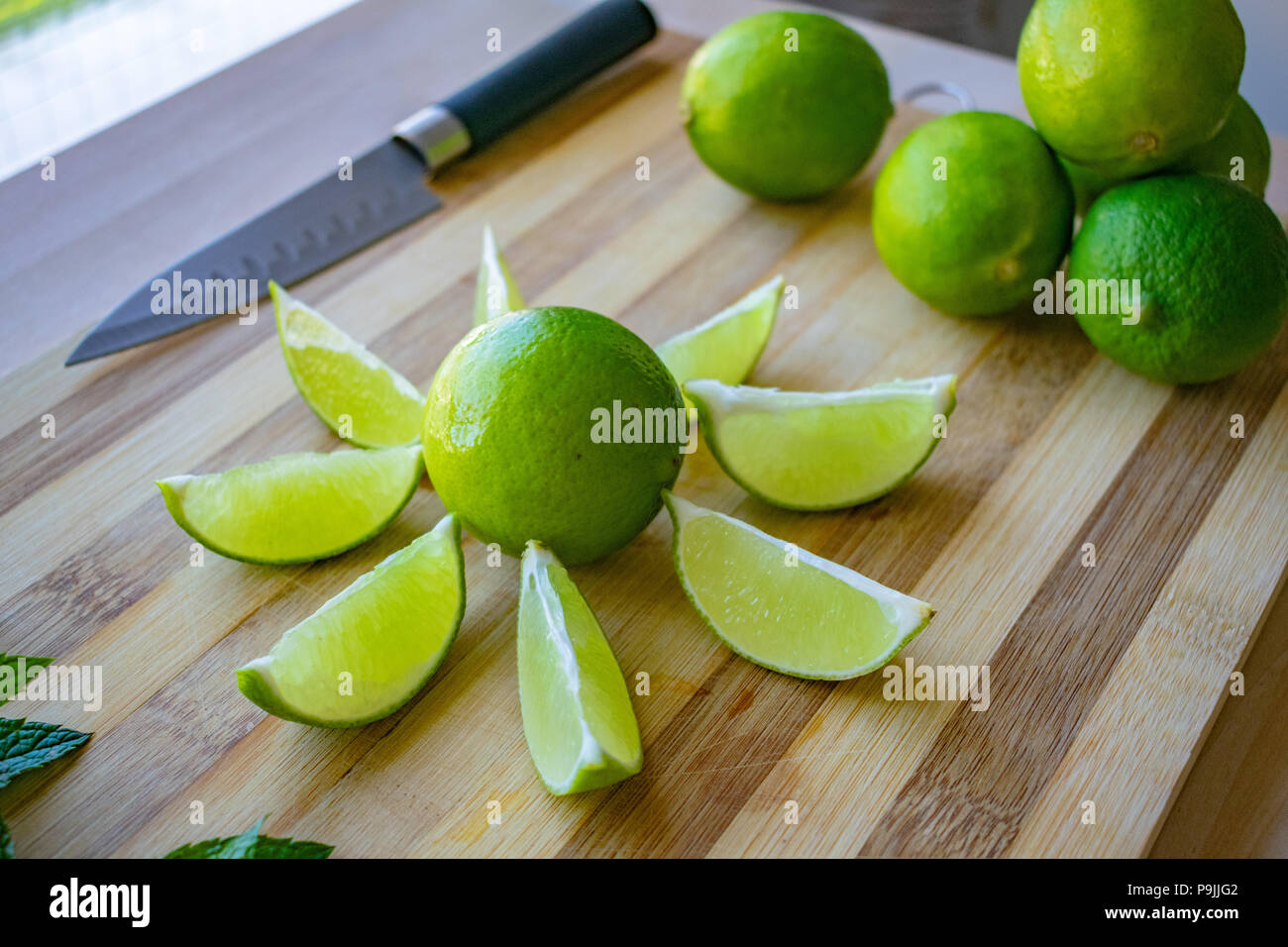 È ora di prepararsi a fare qualche cocktail mojito Foto Stock