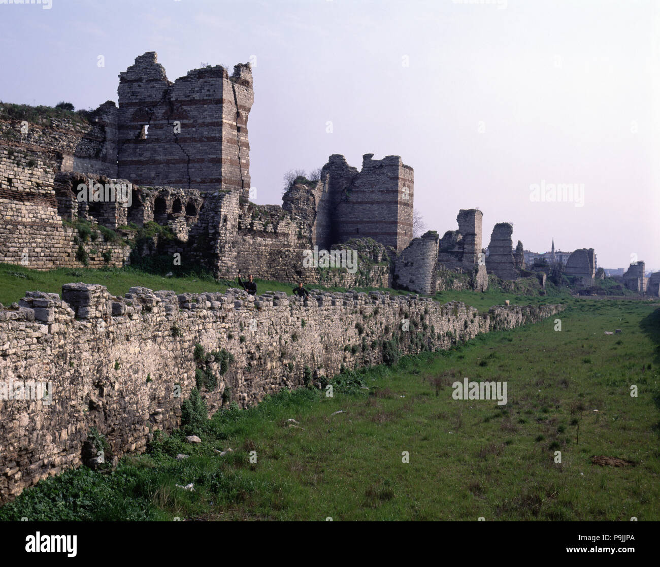 Una vista delle mura di Teodosio II a Istanbul. Foto Stock