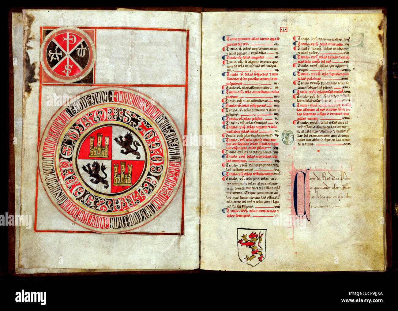 Il coperchio e la prima pagina del 'Ordenamiento de Alcalá' (leggi di Alcalá), xv secolo. Foto Stock