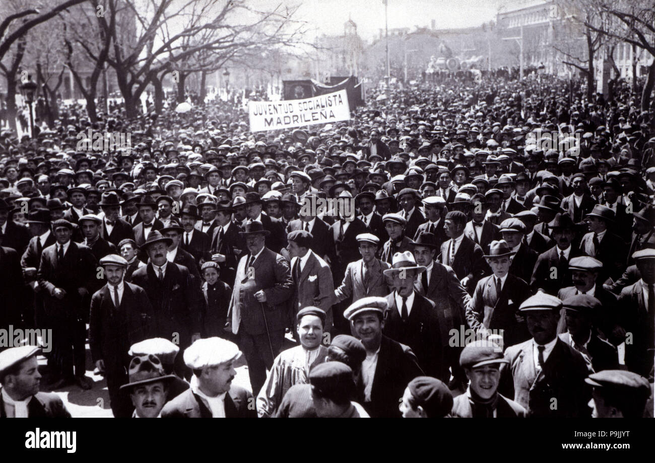 Dimostrazione socialista a Madrid durante il partito laburista nel maggio 1, 1931. Foto Stock