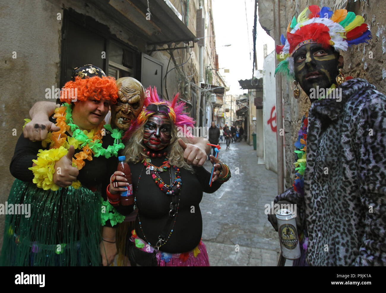 I festaioli prendere parte a Zambo, nel nord della città libanese di Tripoli per contrassegnare l' ultimo periodo di eccesso alla vigilia del cristiano greco ortodosso di quaresima Foto Stock