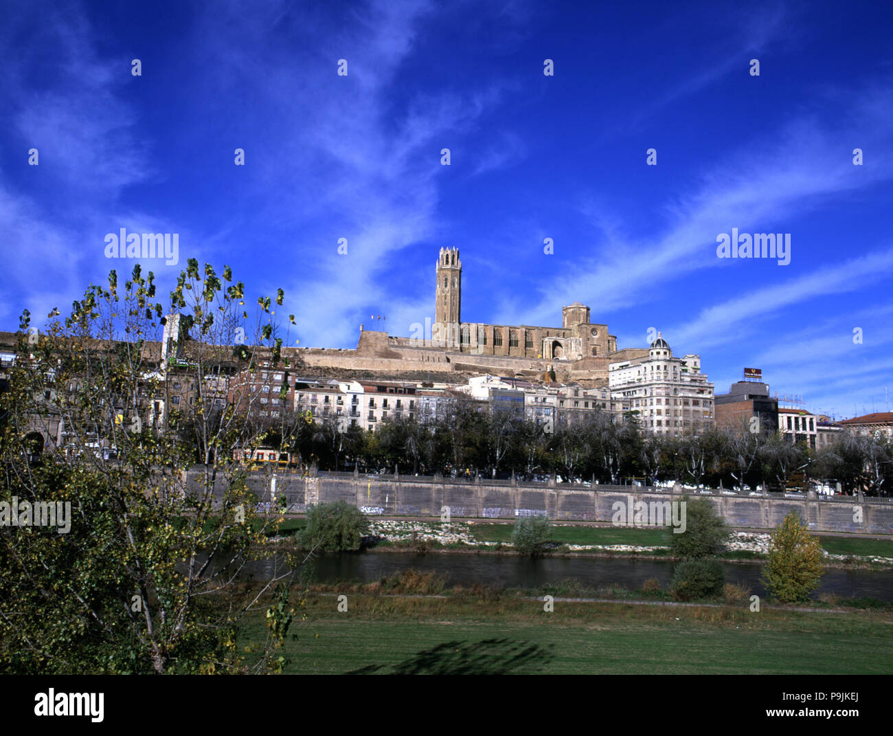 Lleida, vista panoramica della vecchia cattedrale e il fiume Segre . Foto Stock