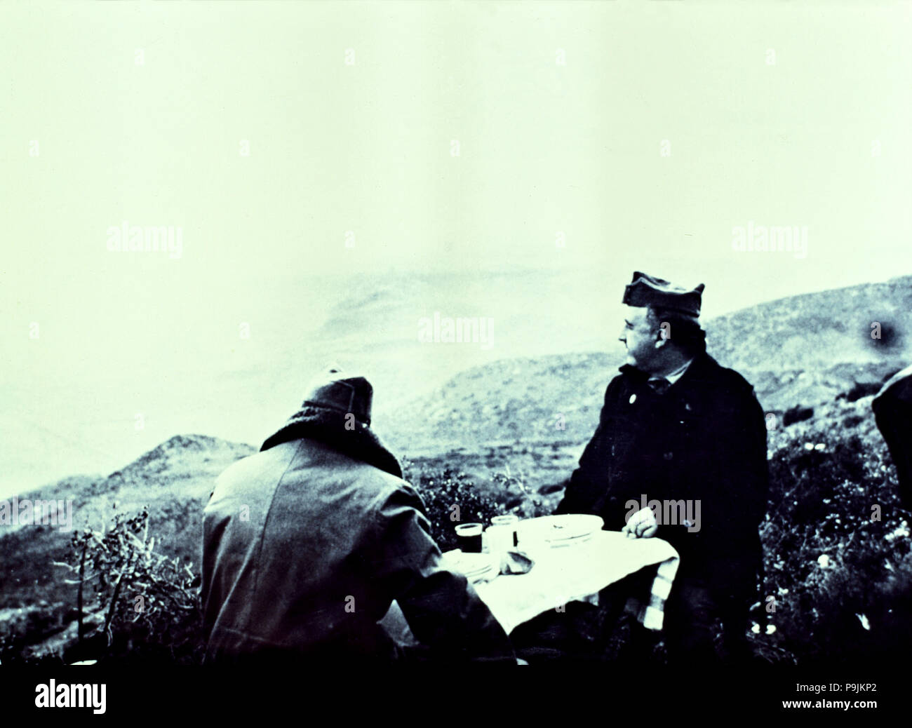 Guerra civile spagnola (1936 - 1939), Francisco Franco a mangiare il suo quartier generale durante la Battaglia di… Foto Stock