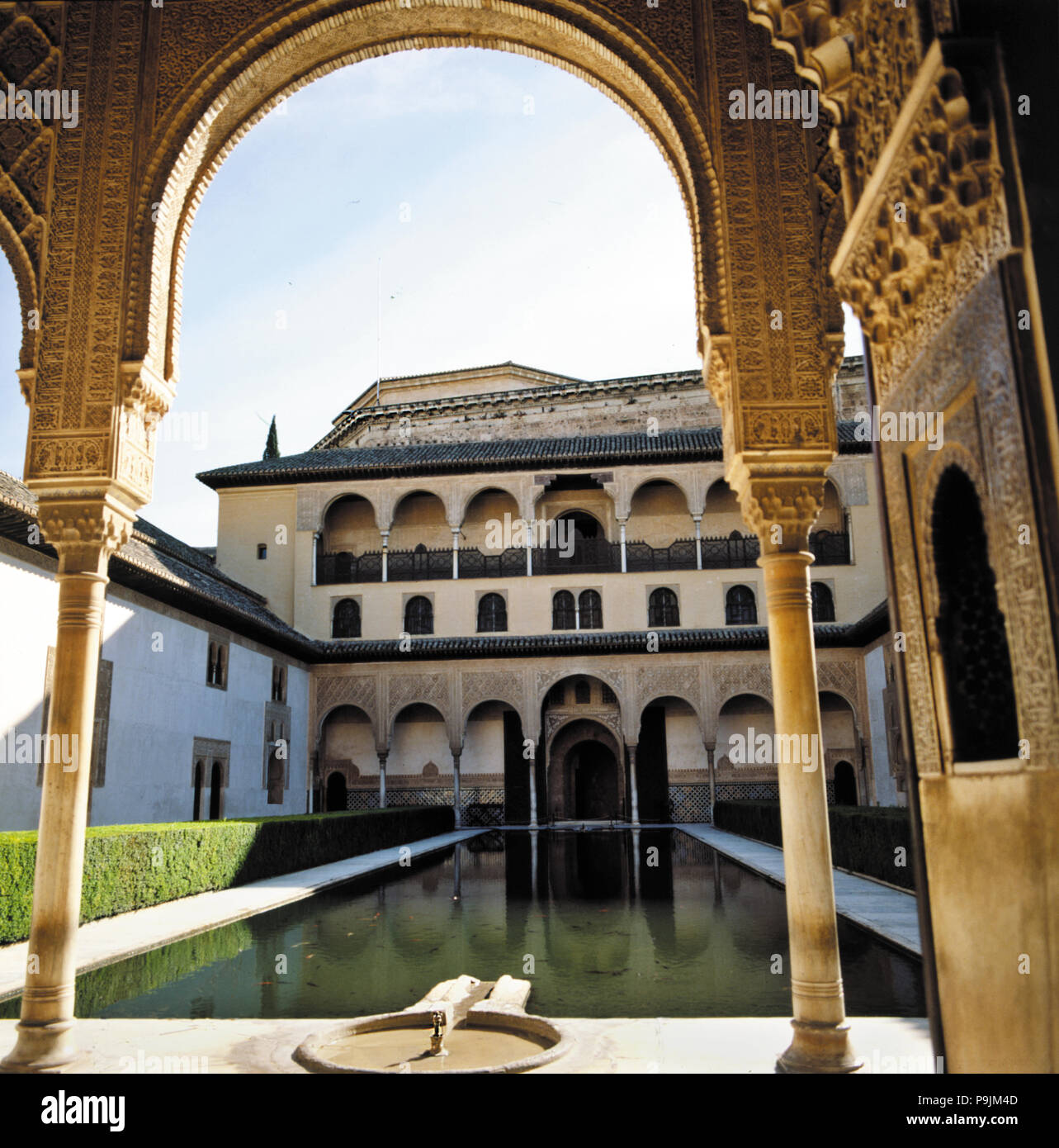Vista del lato sud del mirto courtyard all'Alhambra di Granada. Foto Stock