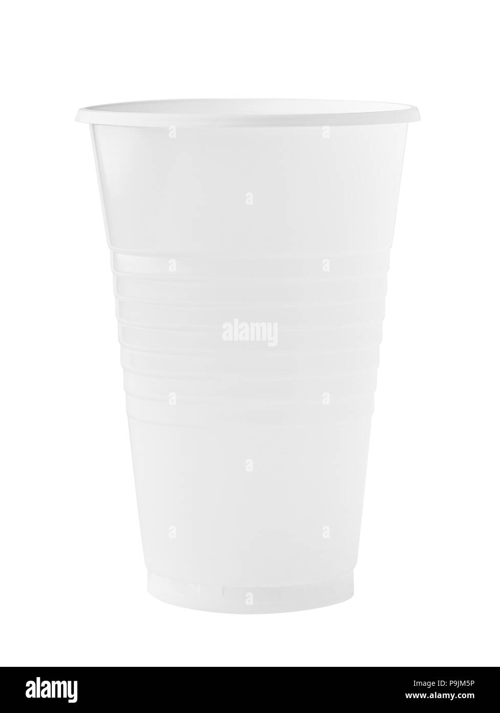 Monouso in plastica bianca cup, percorso di clipping, isolato su bianco b Foto Stock