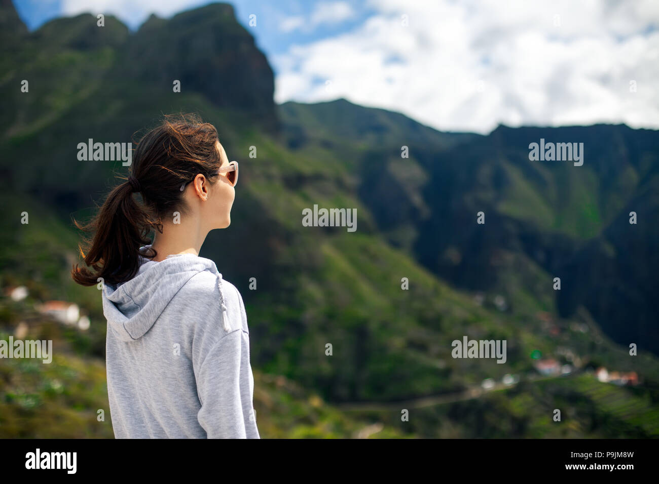 Traveler donna godendo di montagne panoramiche paesaggio. Isole Canarie, Spagna. Concetto di vacanza Foto Stock