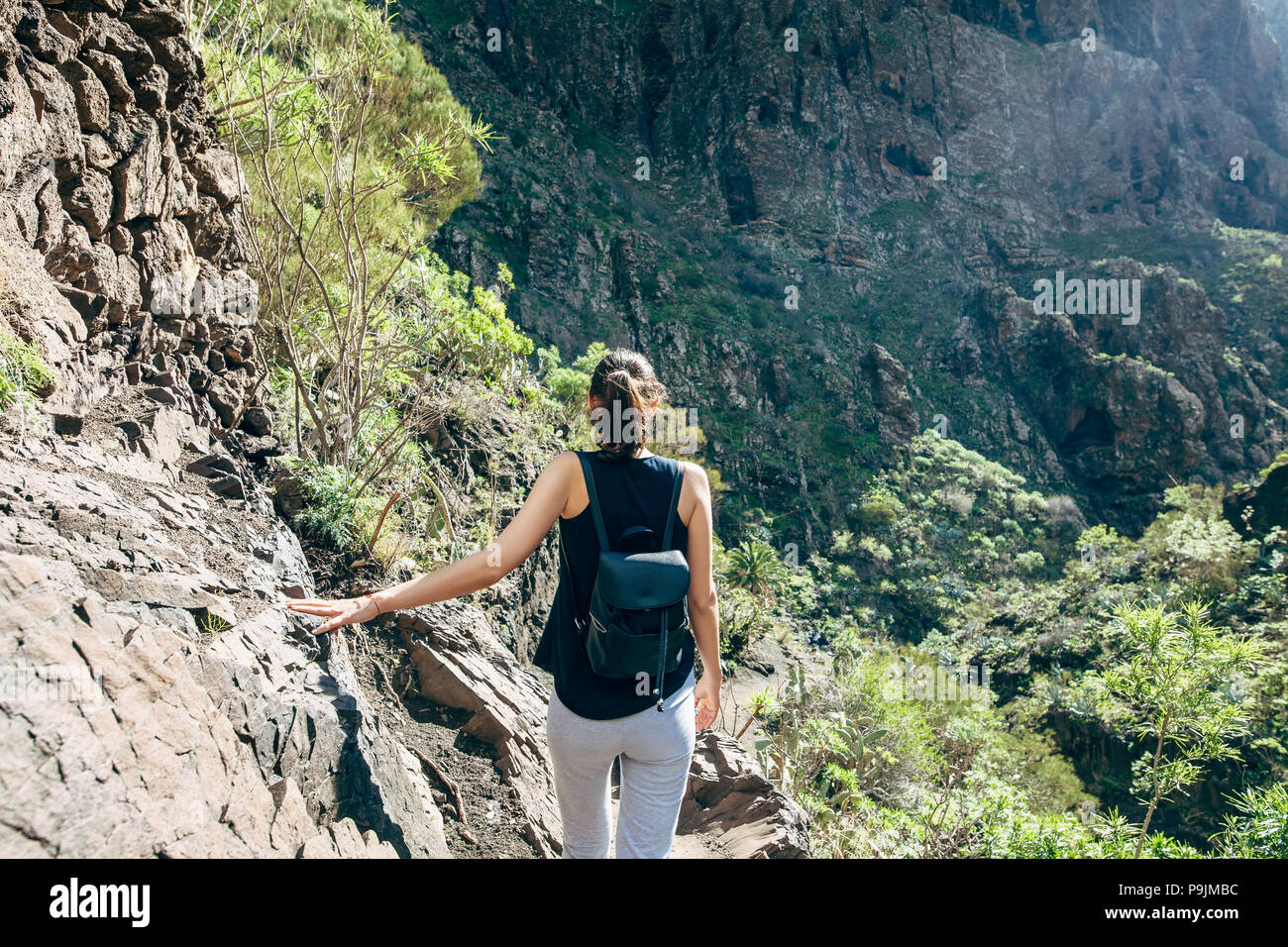 Donna trekking in montagna. Masca valley, Tenerife, Isole canarie, Spagna. Vacanza attiva concept Foto Stock