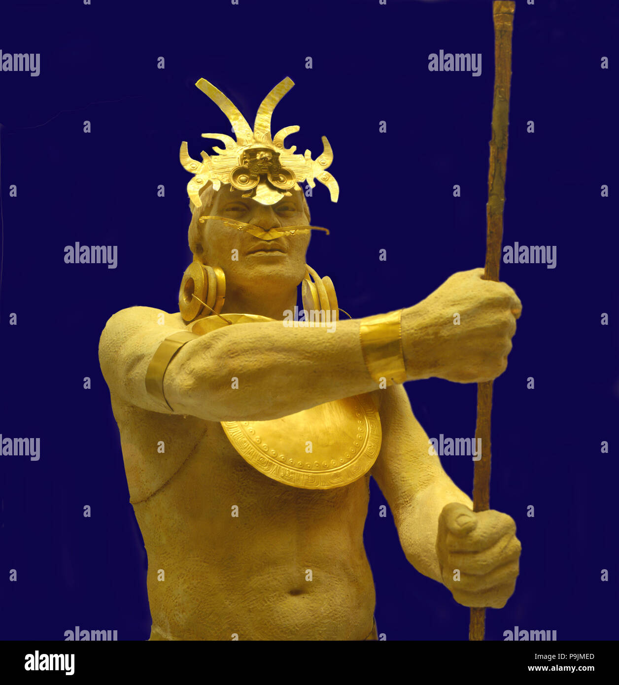 Il tronco di un guerriero con casco, torace, protezione naso, orecchini e bracciale oro. Foto Stock