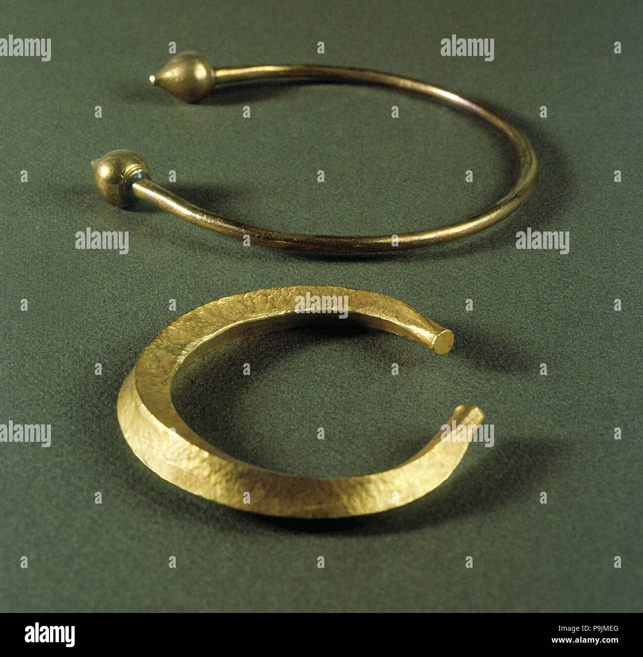 Gioielli celtici, oro braccialetto e collana. Foto Stock