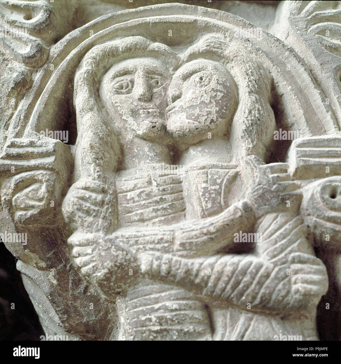 Coppia di amanti, dettaglio di una capitale nel chiostro del Monastero di Santa Maria de l'Estany. Foto Stock