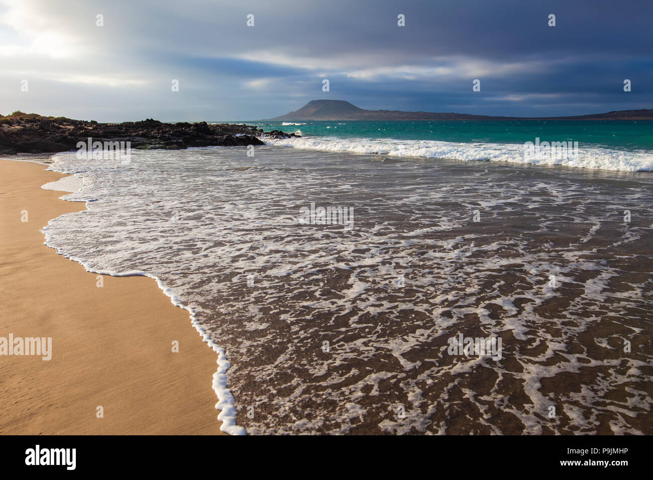 Amazing seascape sull isola di Lanzarote, Isole Canarie, Spagna. Destinazione di viaggio. Sullo sfondo del mare. Foto Stock