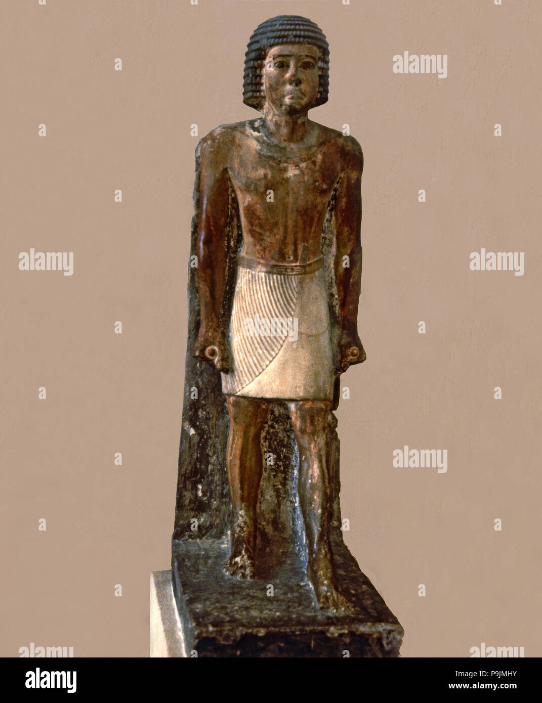 Ieratico statua di un uomo fatto in calcare polychromed. Foto Stock