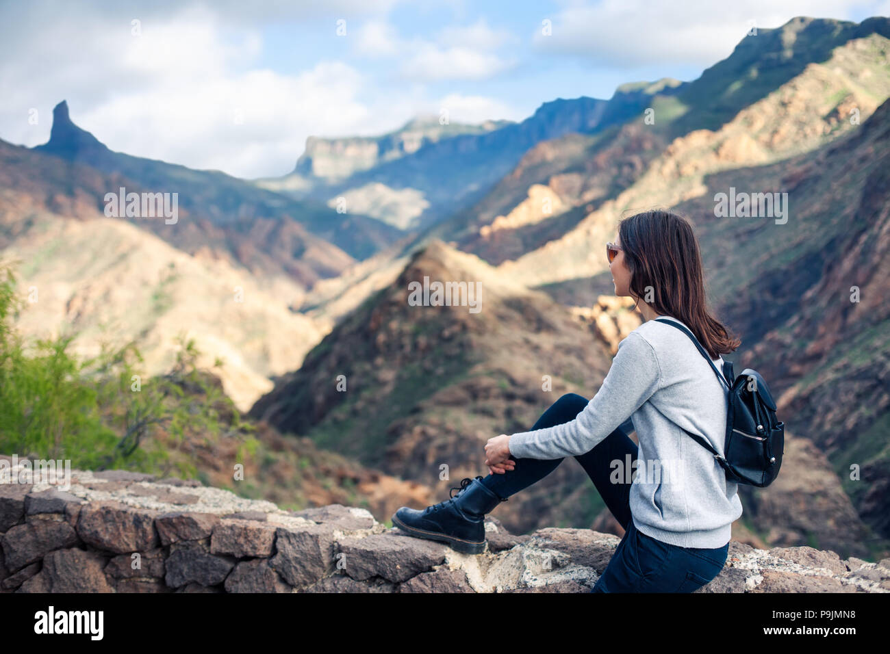 Bella donna di relax sulle montagne. Concetto di vacanza Foto Stock