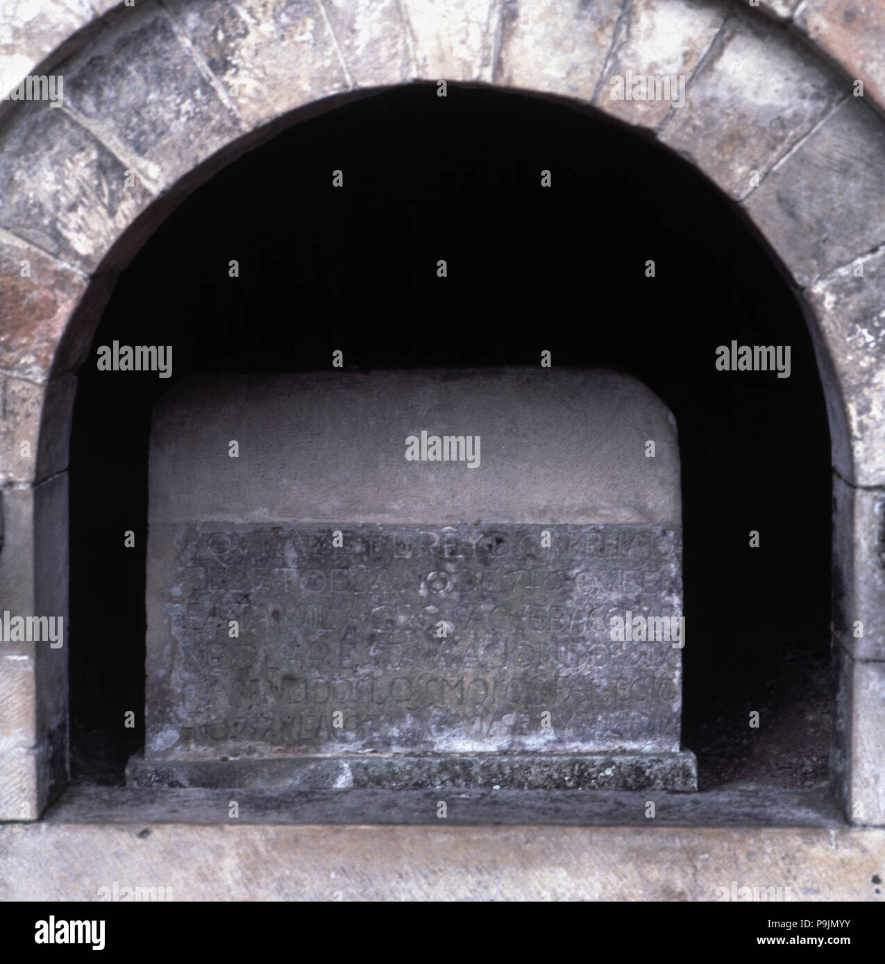 Don Pelayo (718-737) tomba all'interno della Santa Grotta, che iniziò la conquista dell'anno 722, dando … Foto Stock