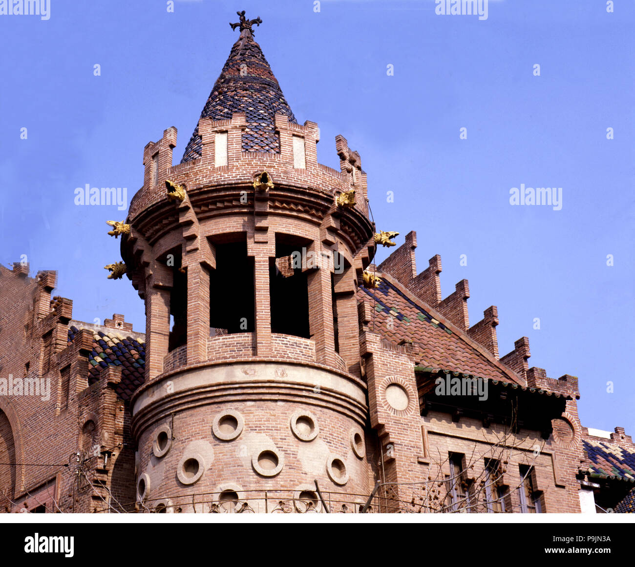 Dettaglio della Torre di Cala Bianca a Canet de Mar, edificio dall'architetto Lluis Domenech i Montaner. Foto Stock