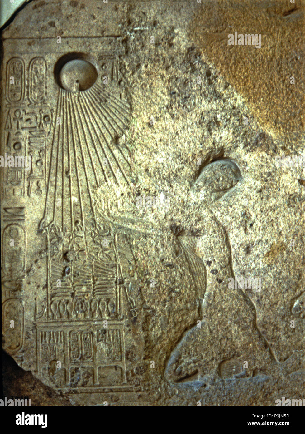 Stele raffigurante Akhenaton, Nefertiti e le loro figlie adorare Aton, realizzati in pietra calcarea. Foto Stock