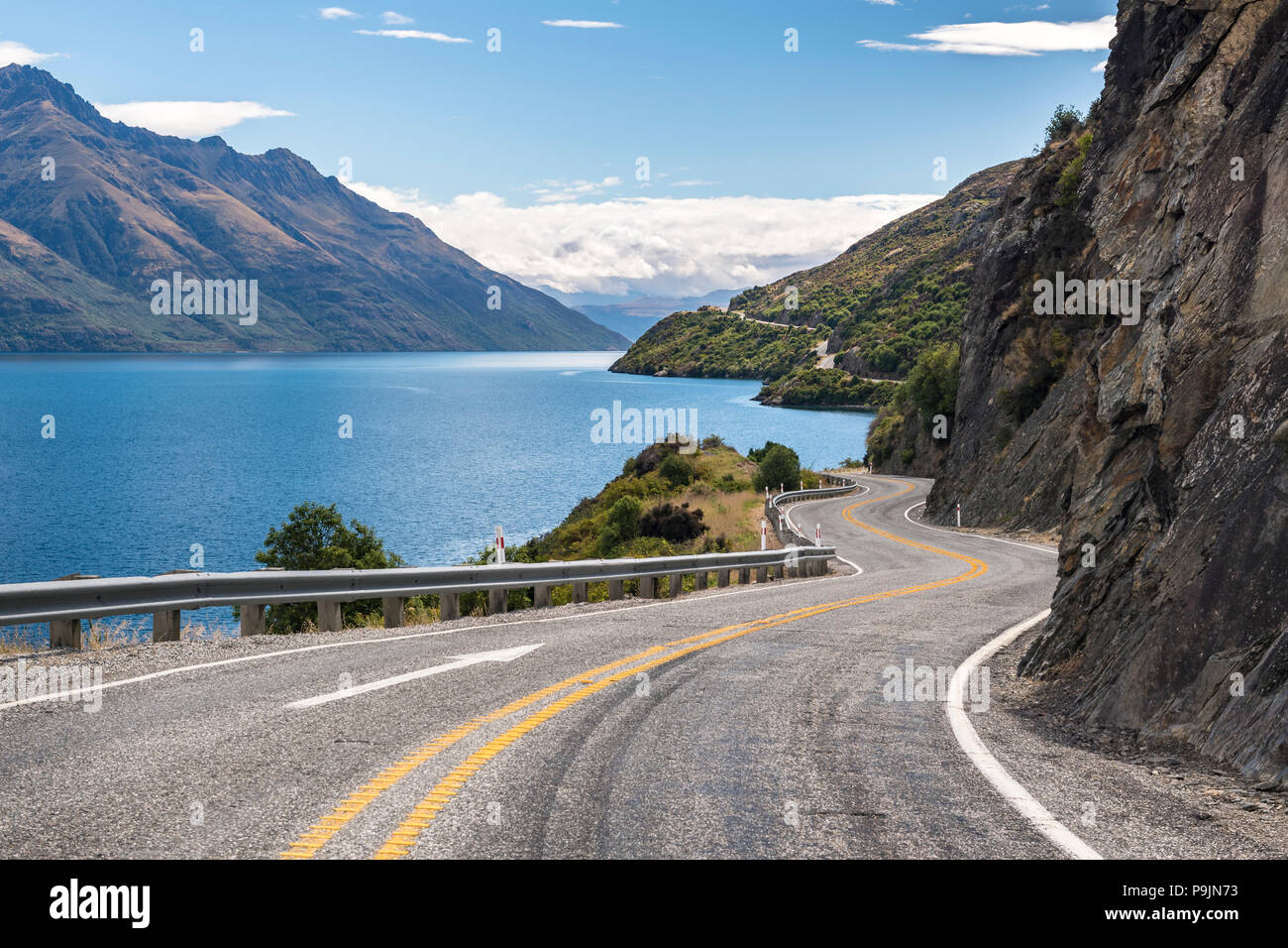 Curva road a Queenstown sul lago Wakatipu, Devil's Staircase, Otago, Isola del Sud, Nuova Zelanda Foto Stock