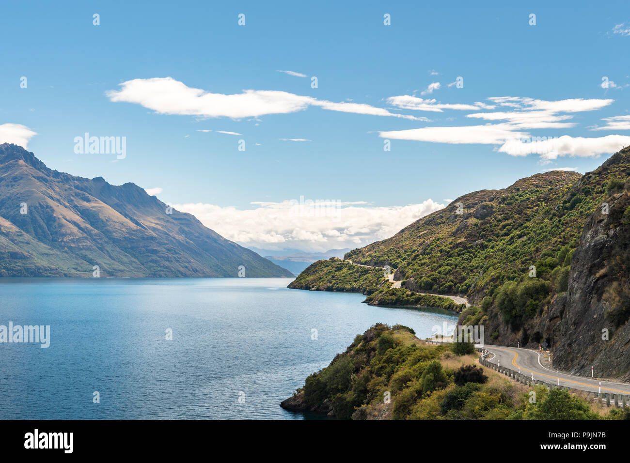 Curva road a Queenstown sul lago Wakatipu, Devil's Staircase, Otago, Isola del Sud, Nuova Zelanda Foto Stock