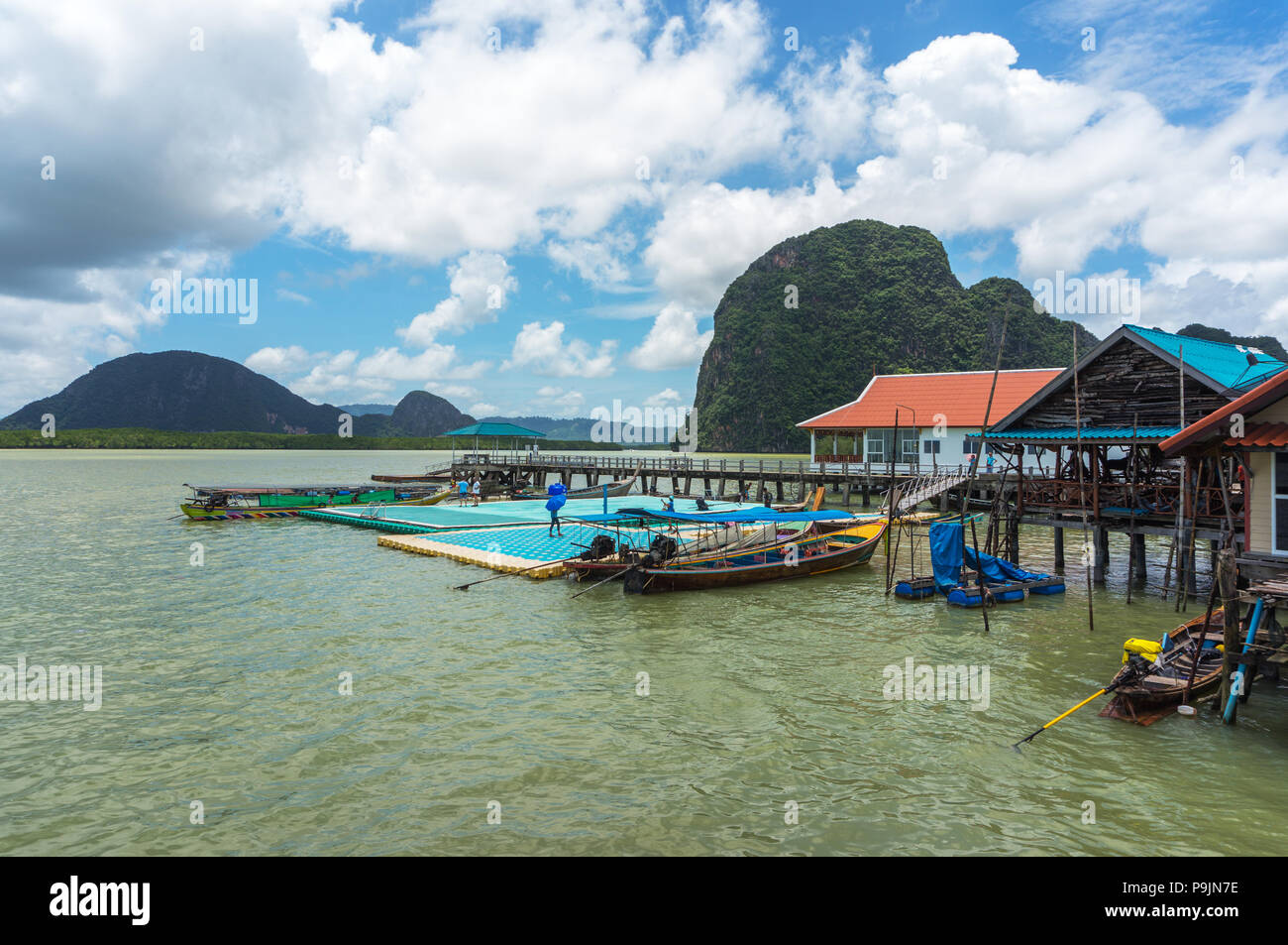 Panyee isola nella baia di Phang Nga, è un galleggiante villaggio di pescatori, la gente a restare qui più di duecento anni. Foto Stock