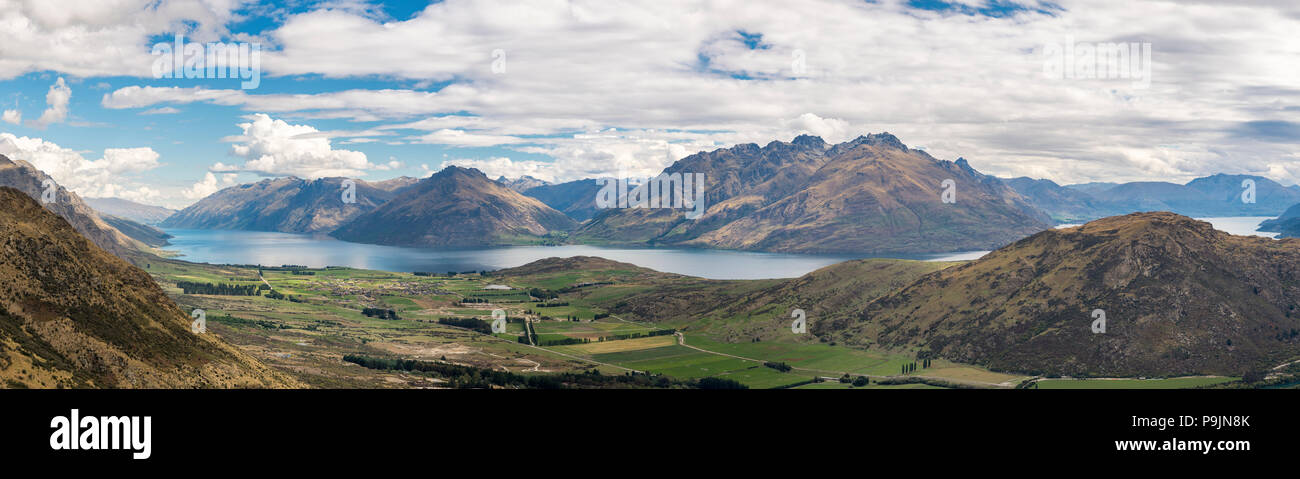 Vista dalla gamma della montagna il Remarkables sul lago Wakatipu e sulle montagne, Queenstown, Otago, Isola del Sud, Nuova Zelanda Foto Stock