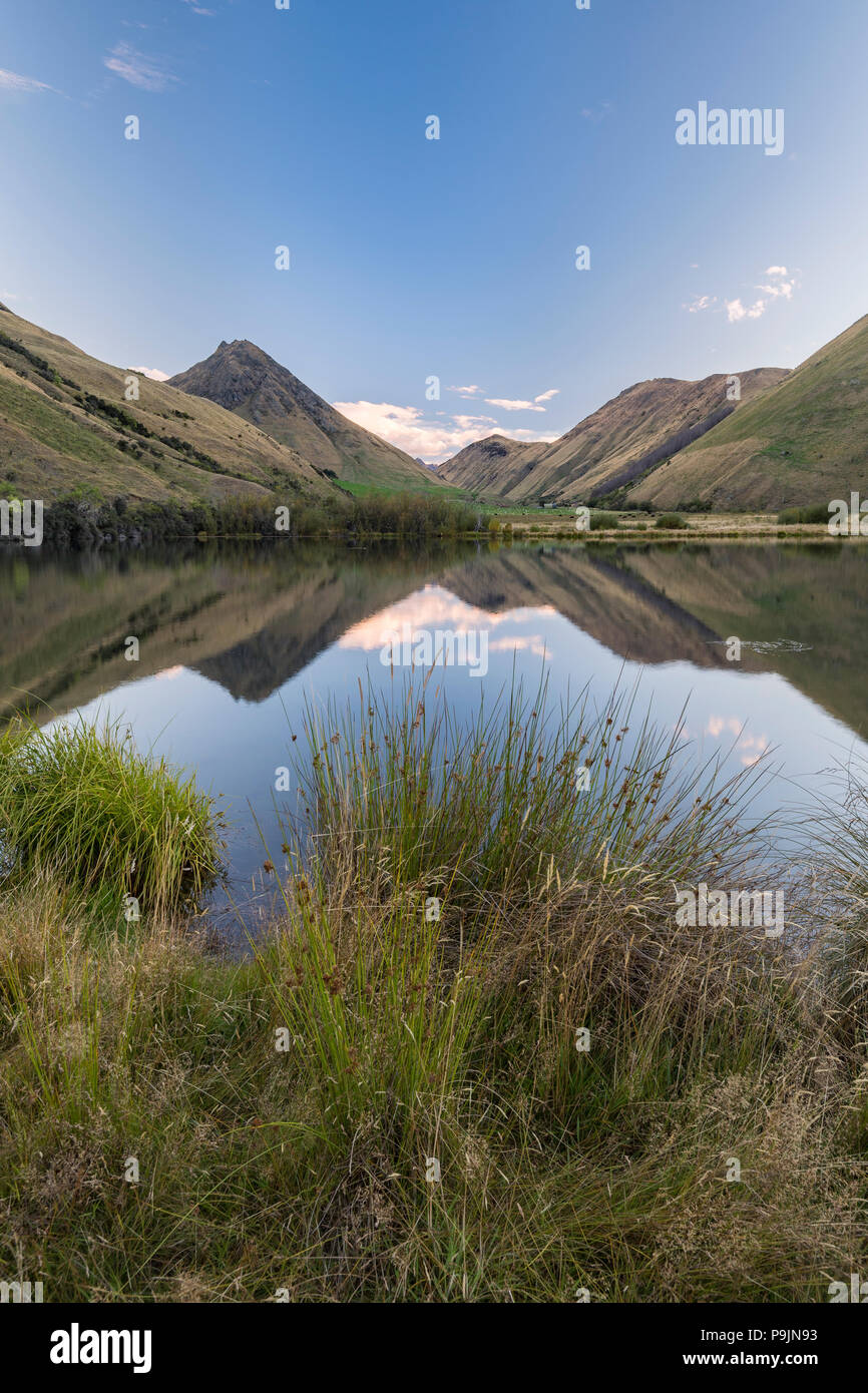 Le montagne sono riflesse nel lago, lago fuma vicino a Queenstown, Otago, Isola del Sud, Nuova Zelanda Foto Stock