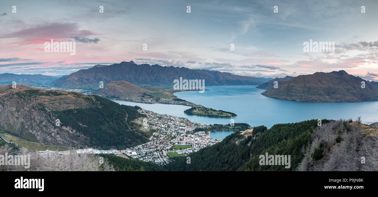 Queenstown e il lago Wakatipu, dietro la gamma della montagna il Remarkables, Otago, Isola del Sud, Nuova Zelanda Foto Stock