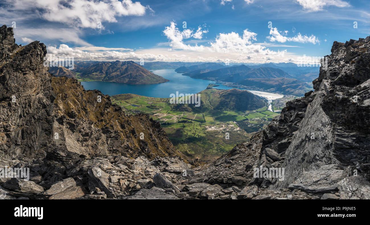 Vista dalla gamma della montagna il Remarkables sul lago Wakatipu e sulle montagne, Queenstown, Otago, Isola del Sud, Nuova Zelanda Foto Stock
