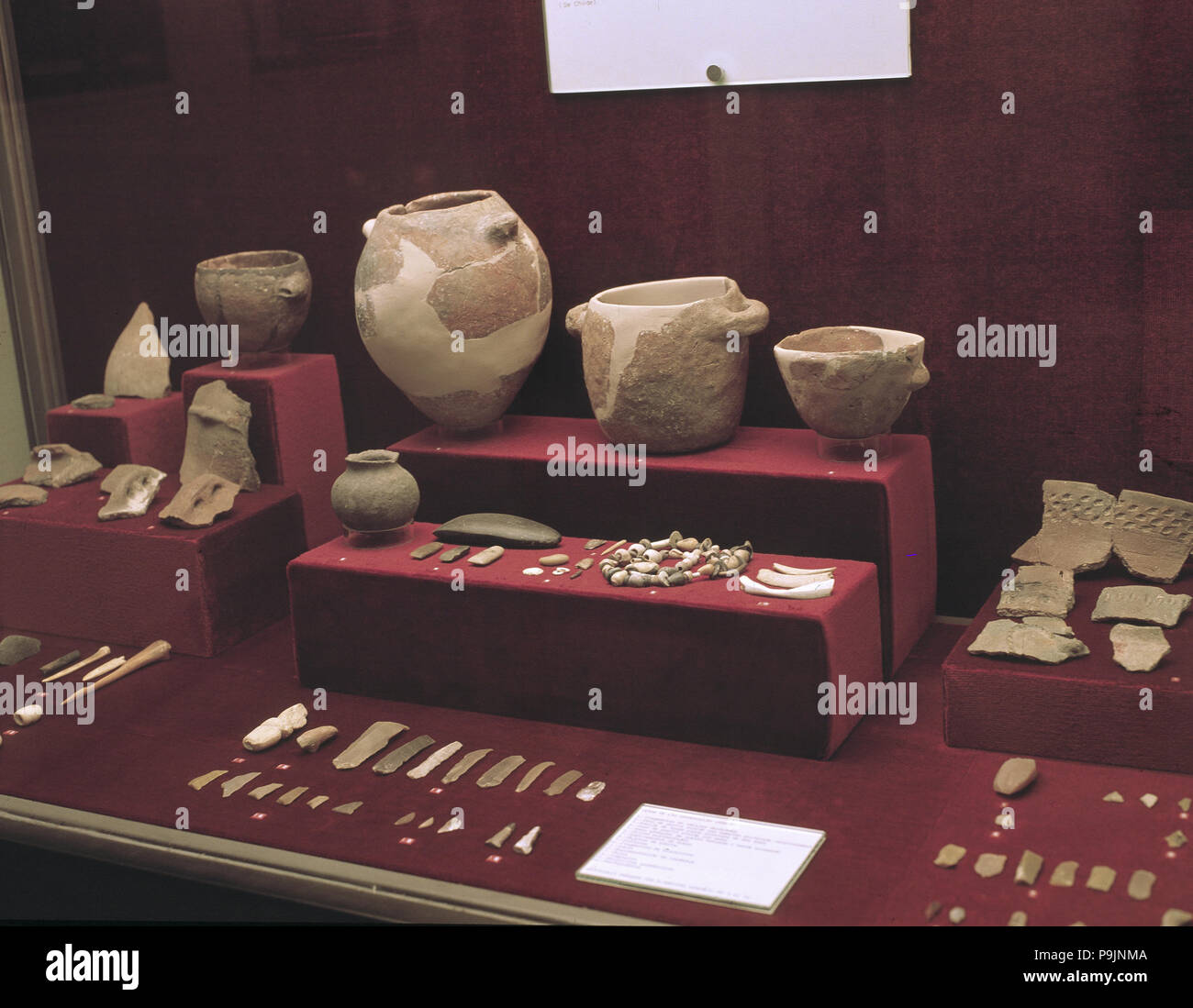 Tomba di beni trovati nello scavo della grotta Castilico (Cobdar, Almería): i recipienti di ceramica, sto… Foto Stock