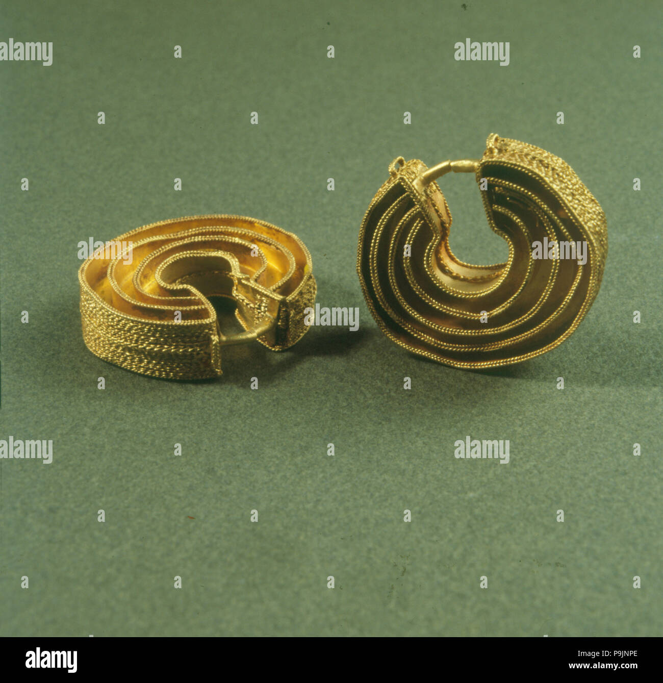 Due orecchini in oro a forma di spirale dal tesoro della Foxardos. Foto Stock