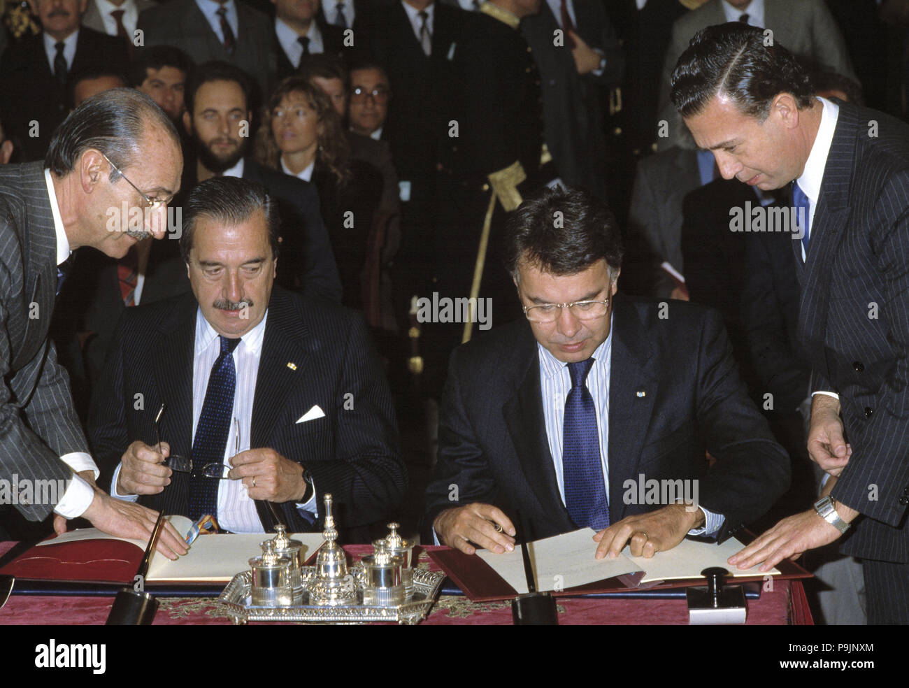 Firma dell'accordo di cooperazione tra la Spagna e Argentina, Madrid 1988, nella fotografia … Foto Stock
