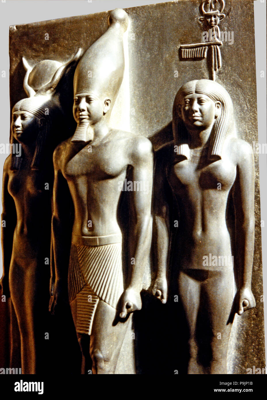 Menkaure Triad', il Faraone Menkaure, costruttore della terza Piramide di Giza in dettaglio. Foto Stock