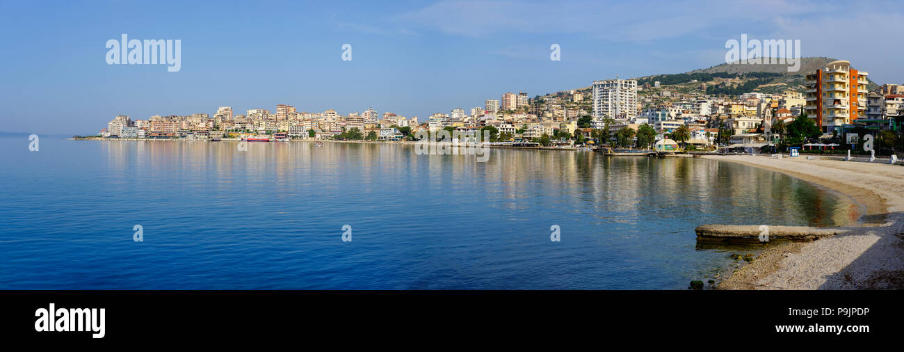 Panorama della città con la spiaggia, Saranda, Sarandë, Qark Vlora Mare Ionio, Albania Foto Stock