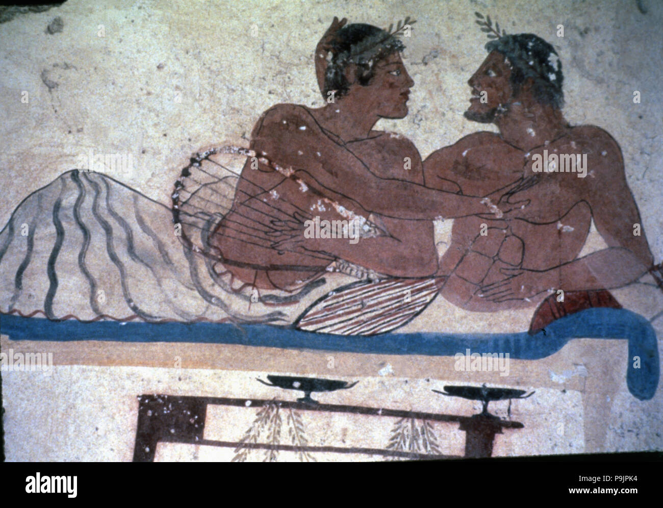 Affresco nella tomba del Tuffatore che rappresentano due uomini in un banchetto. Foto Stock