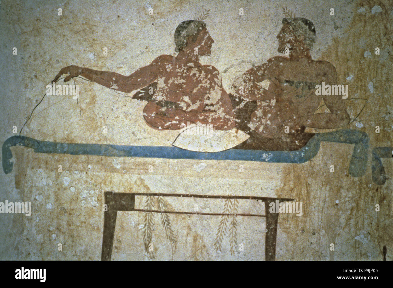 Affresco raffigurante due uomini giacente su un letto nella tomba Tuffatore di Paestum. Foto Stock