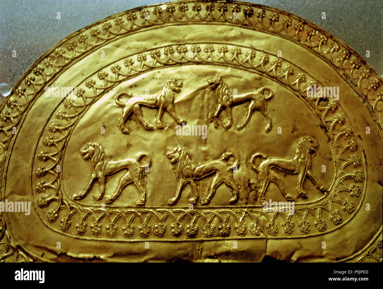 Oro etrusco fibula decorata con cinque leoni, dal Regolini Galassi tomba. Foto Stock