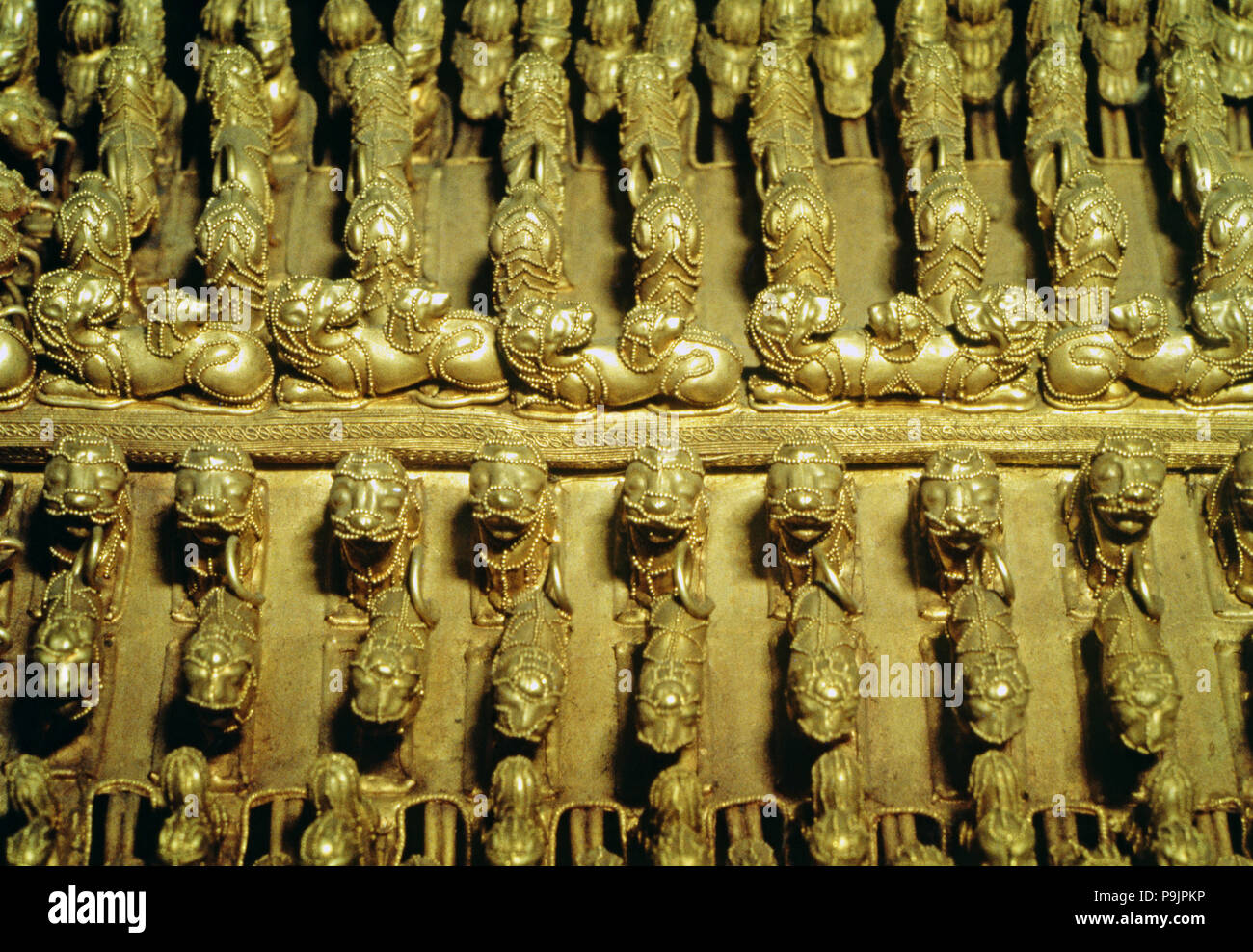 Dettaglio di un pettorale in oro con figure zoomorfe di forma rotonda. Foto Stock