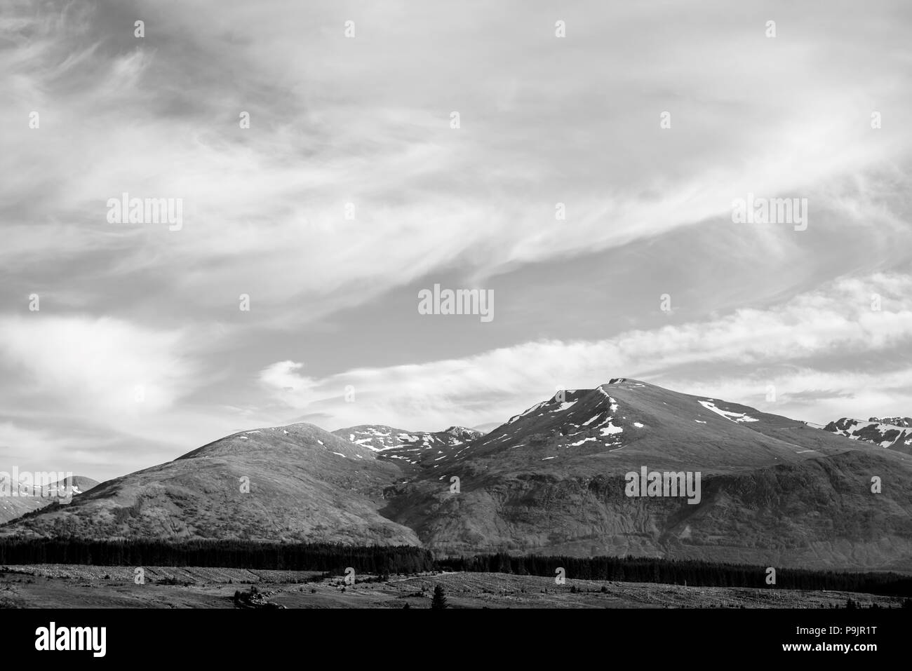 Paesaggio scozzese. Bellissimo il cielo sopra la Scozia. B&W. Foto Stock