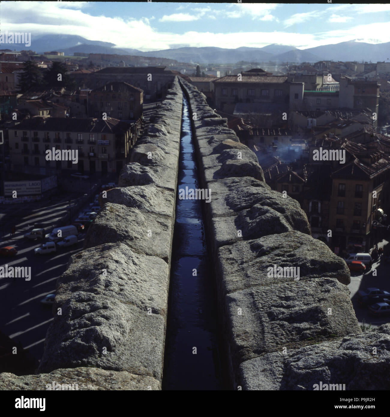 Acquedotto romano di Segovia visto dalla sua parte più alta. Foto Stock