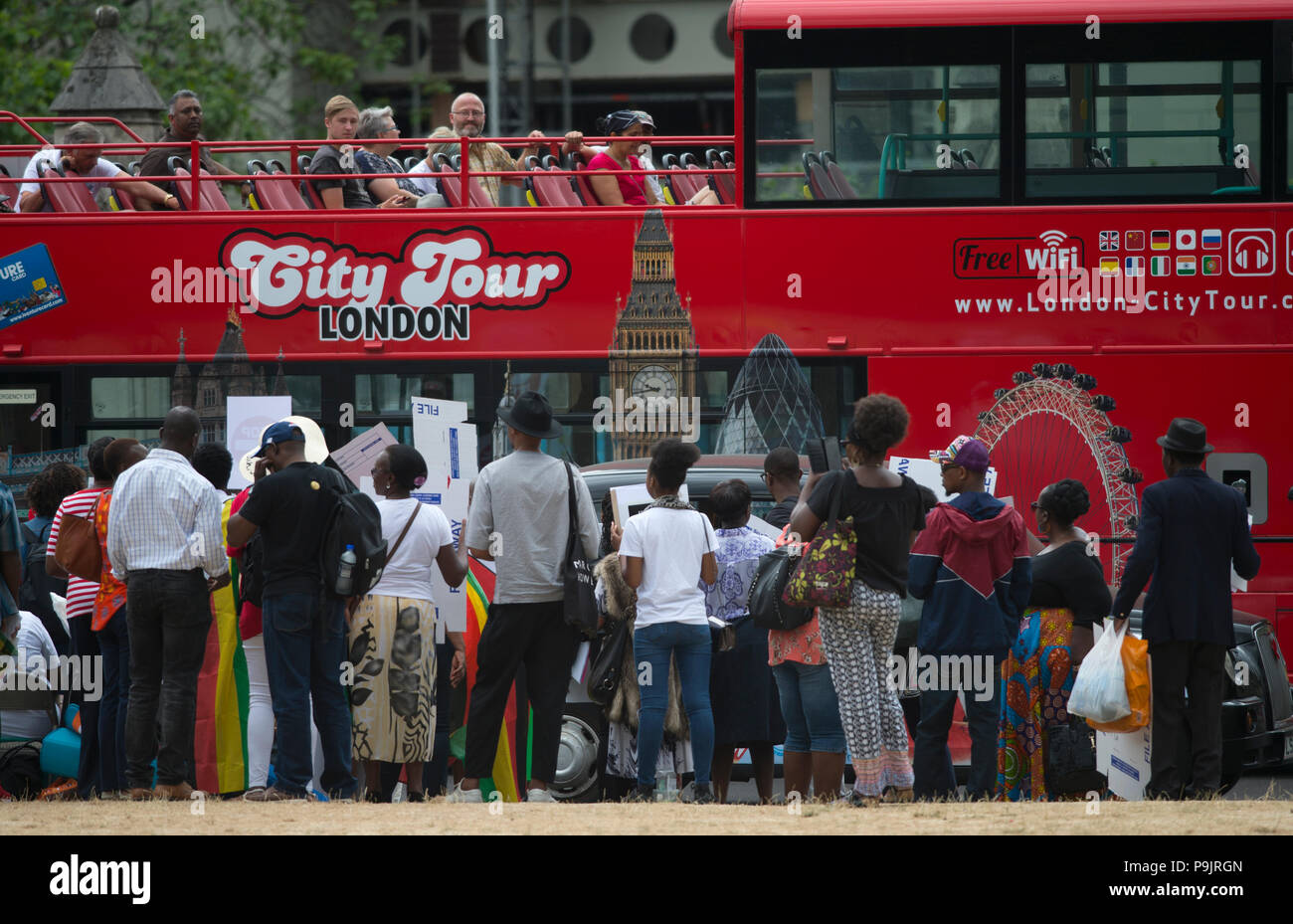 18 Luglio, 2018. Popolo dimostrano in piazza del Parlamento, Londra contro il rimpatrio di non riuscita dello Zimbabwe di richiedenti asilo Foto Stock