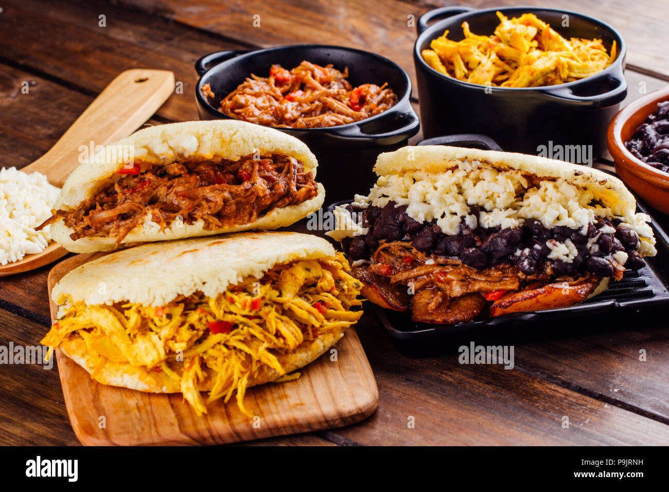 Latin American breakfast, in particolare in paesi come il Venezuela e la Colombia, Arepas con svariati ingredienti per riempire come il pollo, carne, nero Foto Stock