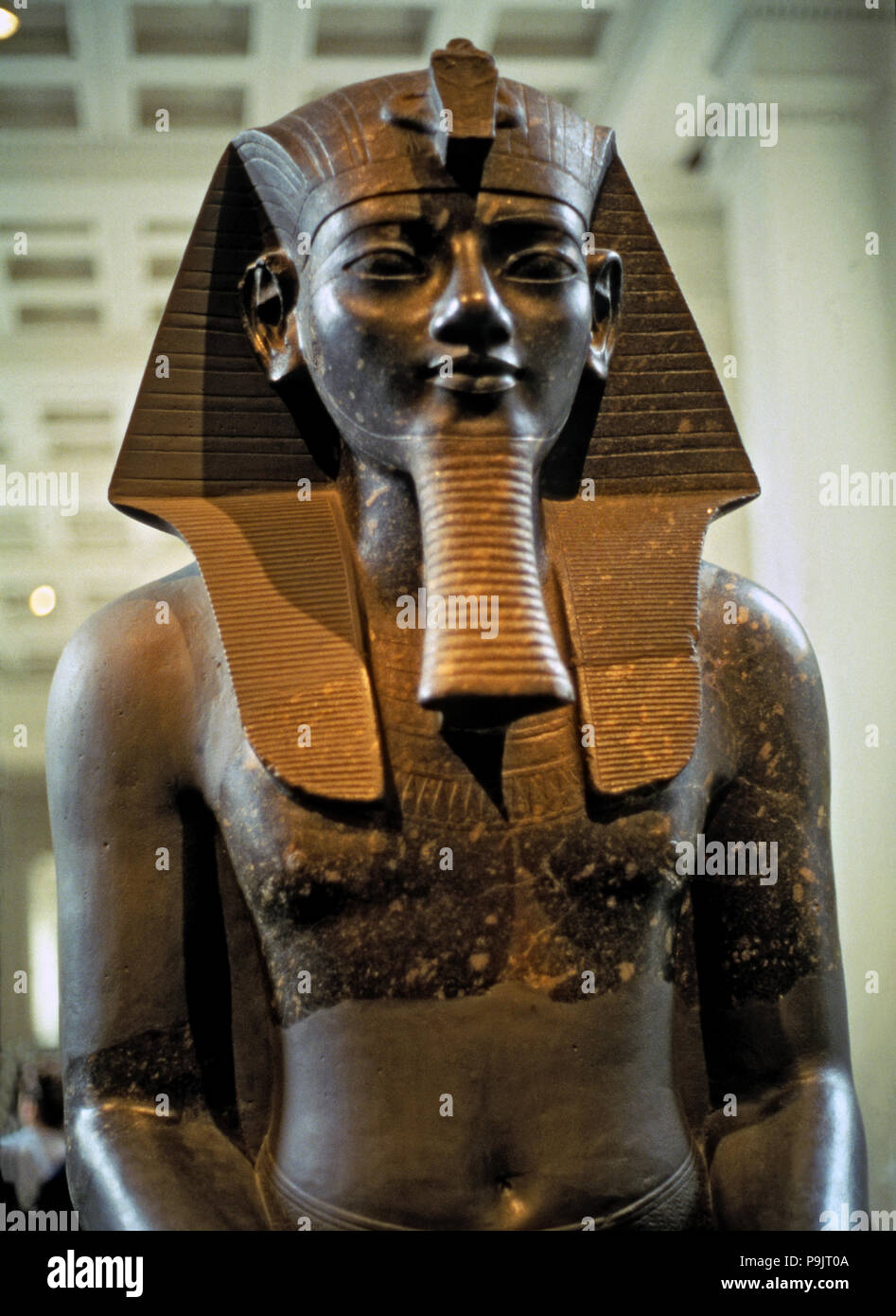 Statua di Ramses II (1301 - 1235 a.C.) conservato nel Museo del Louvre. Foto Stock