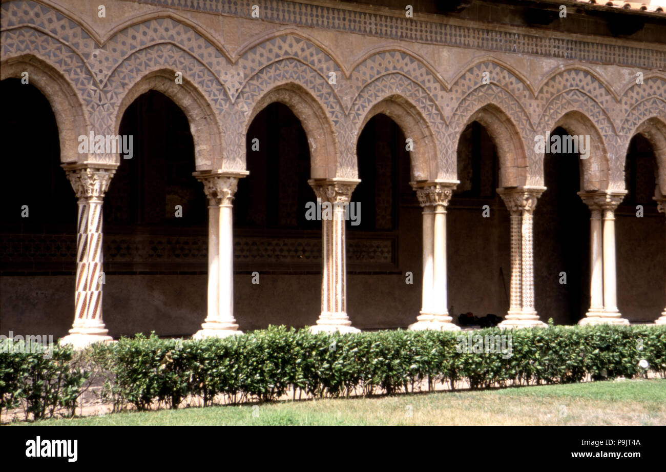 Gli archi della Cattedrale di Monreale Chiostro in Sicilia, Norman-Byzantine stile, XII-XIII secolo.… Foto Stock